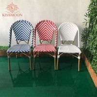 Chaise de mariage et de réception en rotin tressé bicolore blanc-gris, dossier rond, style bistrot français, pour événements extérieurs et location commerciale