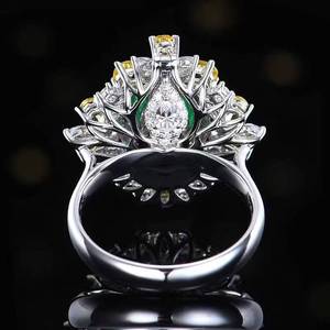 Anillo de esmeralda natural, Origen: Panjshir, Afganistán 0.75ct, oro de 18K, doble halo, media pavé con 68 piezas de diamantes naturales de 0.51ct - Product Image 3