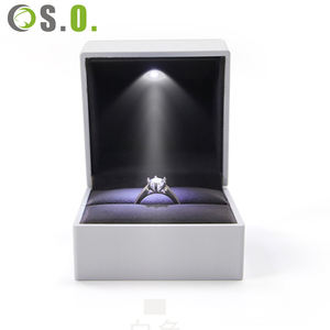 Boîte à bague carrée de luxe personnalisée avec éclairage LED, design de logo en plastique, emballage de bijoux pour bague de mariage en diamant - Product Image 6