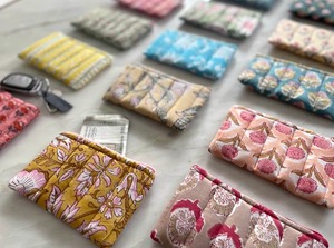 Sac de messager pour femme en coton matelassé avec logo personnalisé en gros, étui à monnaie de voyage avec poches de protection, pochette à bijoux - Product Image 4