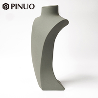 Présentoir à Colliers PINUO Morandi Gris Sauge, Buste Mannequin en Daim pour Bijoux, Support Minimaliste pour Vitrine de Magasin, Accessoire Personnalisable avec Logo