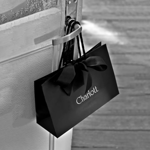 Sacs de shopping de luxe personnalisés avec votre propre logo, sacs cadeaux en papier pliables et réutilisables noirs avec ruban - Product Image 1