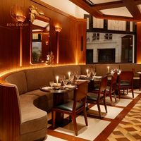 Ensemble de meubles de restaurant moderne pour hôtel et café : table ronde en marbre, banquette demi-cercle en velours et chaise