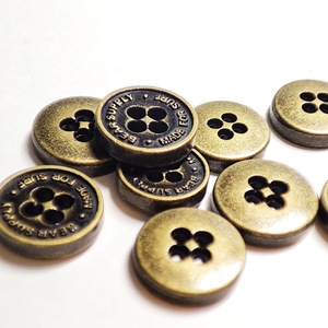 Boutons en laiton à quatre trous écologiques, avec logo gravé, pour manteaux et vêtements en laine pour hommes - Product Image 6