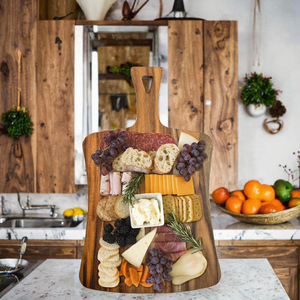 Planche à fromage personnalisée en bois d'acacia avec poignée, plateau de service en bois pour la cuisine et les fêtes - Product Image 2