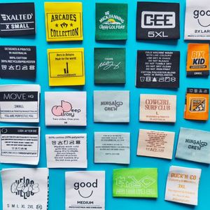 Étiquettes de vêtements tissées en polyester écologiques personnalisées pour vêtements, t-shirts, sacs et chaussures - Impression numérique personnalisée du logo et de la couleur - Product Image 1