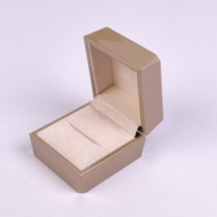 Boîte à bijoux en bois LED couleur personnalisée, finition laquée brillante, motif carré à fermeture magnétique pour bague, bracelet, collier, cadeau