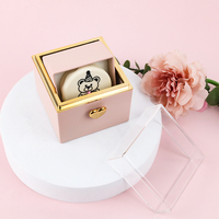 Boîte Cadeau de Gâteau d'Anniversaire avec Rose Éternelle Carrée et Ours en Peluche, Boîte à Bijoux Rotative en Acrylique, Idéale pour la Saint-Valentin Transfrontalière