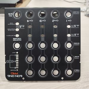 Châssis en tôle d'aluminium usinée CNC pour amplificateur audio, avec impression sérigraphique oxyde, vente en gros usine de Dongguan - Product Image 1