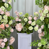 Arche de fleurs artificielles fraîches vertes et roses et d'hortensias pour la décoration de fond d'anniversaire et de mariage