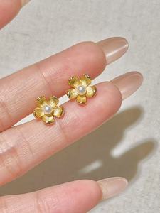 ชุดเครื่องประดับ UM Jewelry เงินแท้ 925 ประดับมุกธรรมชาติ รุ่น Rose Dew ประกอบด้วยต่างหูและจี้ เหมาะสำหรับทุกเพศ/ผู้ชาย/ผู้หญิง ของขวัญสำหรับใช้ในชีวิตประจำวัน - Product Image 4