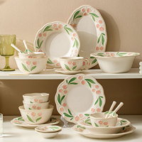 Service de table en céramique classique 2026 avec motifs floraux en relief, vaisselle décorative sous glaçure colorée, assiettes compatibles micro-ondes, vente en gros