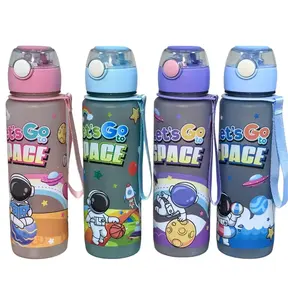 2024 neue 32oz Space Man-Wasserflasche aus Plastik ohne BPA mit niedlichem langweiligem polierter und strohhalmem Drinkmittel direkt aus Kinder-Schule Campingkarikatur