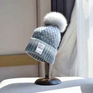 Зимняя вязаная шапка с меховым помпоном и логотипом - Product Image 3