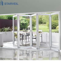 Porte coulissante et levante pour terrasse en aluminium avec double vitrage trempé, vue panoramique sur la cour, panneaux isolants à double vitrage