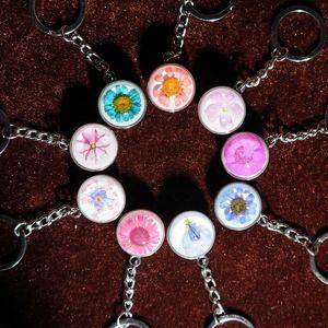 Llavero Promocional Personalizado al por Mayor, Ecológico, de Resina con Flores Preservadas, con Anillo de Aleación, Diseño en Forma de Bola - Product Image 5