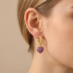 Pendientes minimalistas de aro con forma de corazón en turquesa púrpura, de latón macizo chapado en oro de 18k, con textura de malla de diseño. - Product Image 3