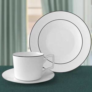 Ensembles d'assiettes en céramique de luxe modernes en porcelaine bon marché, vente en gros, <span class=keywords><strong>vaisselle</strong></span> en porcelaine avec motif végétal à bordure noire pour restaurants - Product Image 6