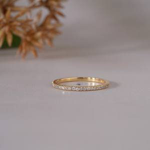 Anillo Minimalista con Banda de Diamantes para Mujer |   Anillo Apilable Delgado y Elegante de Oro, Joyería Fina y Delicada para Uso Diario - Product Image 1