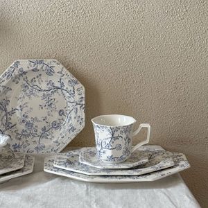 <span class=keywords><strong>Assiette</strong></span> à dessert irrégulière <span class=keywords><strong>en</strong></span> porcelaine bleu et blanc, style rétro vintage, motif floral vigne bleue, compatible micro-ondes - Product Image 2