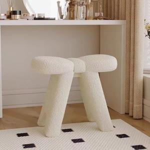 Taburete de Maquillaje Color Crema, Silla de Maquillaje Moderna y Minimalista, Base de Madera Sólida para Uso en el Dormitorio o Tocador - Product Image 1