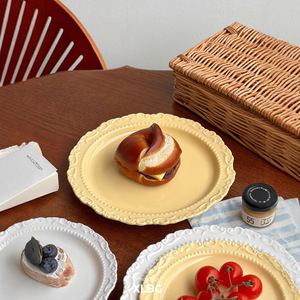 Plato de cerámica estilo francés con relieve, redondo, color crema, apto para lavavajillas, para uso en fiestas en casa. - Product Image 4