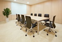 Table de conférence moderne et écologique KALN pour 8 à 12 personnes, idéale pour les bureaux, les salles de réunion, les hôtels, les écoles et les hôpitaux