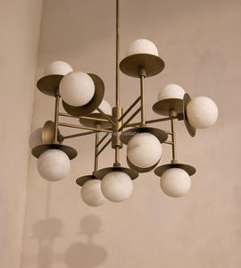 Lampadario in Ottone e Alabastro in Stile Classico Americano Moderno per Ville, Residenze, Uffici, Soggiorni e Camere da Letto - Product Image 4
