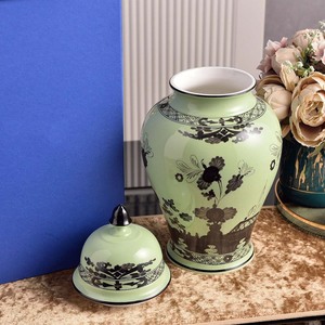 Vase en céramique de style chinois traditionnel avec motif floral intemporel, pot décoratif de style temple pour la maison, le salon ou l'entrée. - Product Image 6