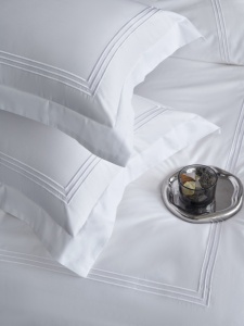 طقم غطاء لحاف منسوج سادة من 4 قطع لفنادق الخمس نجوم، فاخر بعدد خيوط 300، من القطن المصري والألياف الدقيقة - Product Image 4