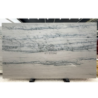 Dalle de marbre KT Stone gris clair avec veinage bleu-noir horizontal pour mur d'accentuation de salon