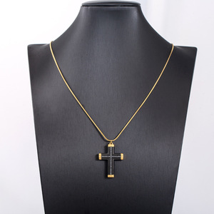 สร้อยคอจี้รูปกากบาทสำหรับผู้ชาย สแตนเลสสตีล ชุบทอง ประดับเพชรดำทรงเรขาคณิต ของขวัญเครื่องประดับ - Product Image 3