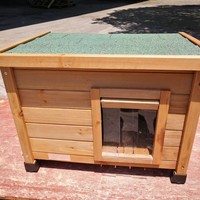 Maison pour chat d'extérieur en bois massif avec pieds surélevés, porte avant et fenêtre latérale pour jardin, véranda et patio