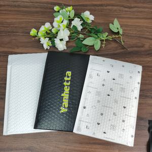 Sacs à bulles imprimés sur mesure de qualité supérieure avec logo personnalisé - Enveloppes d'expédition protectrices pour vêtements et produits de beauté - Product Image 1