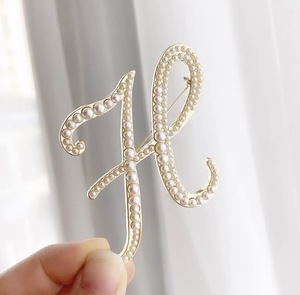 Broche de <span class=keywords><strong>Alfabeto</strong></span> Inglés con Perlas y Pasador de Seguridad, Accesorio de Moda Europea y Americana con 26 Letras, Joyería Floral para Mujer - Product Image 4