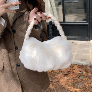 Sac fourre-tout en peluche moelleux blanc, sac à main texturé doux pour tenues de tous les jours, hiver 2022 - Product Image 1