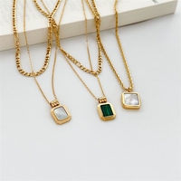 Collier simple à double couche en malachite avec incrustation carrée en nacre blanche, chaîne longueur clavicule