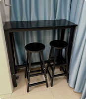 Ensemble table et tabourets de bar rectangulaires modernes en bois massif et métal, comptoir haut de pub avec finition écologique pour usage domestique et commercial