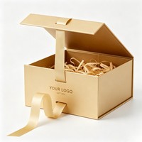 Emballage cadeau en carton rigide haut de gamme avec impression numérique CMYK UV personnalisée, fermeture à ruban et rembourrage en papier raphia déchiqueté