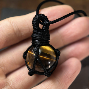 Vente en gros de pendentifs en œil de tigre jaune tissé, petits, élégants, bijoux bohèmes, adaptés à la Saint-Valentin, pour hommes et femmes - Product Image 1