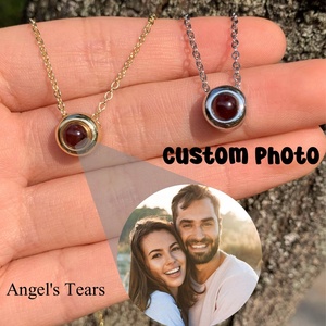 Collana con Proiezione Personalizzata Foto Lacrime d'Angelo Ciondolo Rotondo in Acciaio Inossidabile Gioielli <span class=keywords><strong>Personalizzati</strong></span> con Immagini Regalo <span class=keywords><strong>per</strong></span> <span class=keywords><strong>Lei</strong></span> - Product Image 2