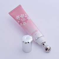 Sérum pour les yeux rose nacré dégradé en tube avec applicateur à pointe de massage en métal argenté 40 ml
