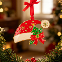 Vente en gros : Décoration de Noël suspendue en alliage de zinc émaillé, motif chapeau de Père Noël et sapin, avec emballage cadeau pour la maison