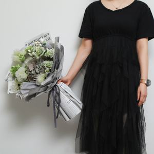 Papel de Regalo Impermeable para Flores ZhaoCheng English Newspaper (PU <span class=keywords><strong>Lada</strong></span>) 56x56cm, Diseño Floral a la Moda - Product Image 4