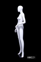 Mannequin féminin réaliste aux courbes généreuses