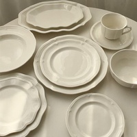 Service de table en céramique de style pastoral élégant et frais avec bordure créative en dentelle gaufrée irrégulière pour le petit-déjeuner et les desserts à la maison