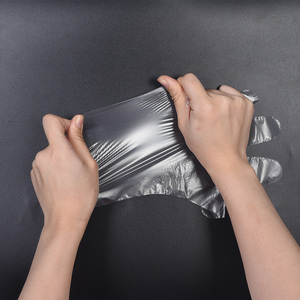 Gants en plastique pliables, de qualité alimentaire, emballés individuellement, jetables, en HDPE, pour le shampoing et les salons de coiffure - Product Image 4