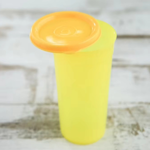 Gobelet en plastique PP avec couvercle hermétique, bouteille d'eau réutilisable polyvalente, parfaite pour le bureau, l'école et les voyages, rouge, vert - Product Image 1