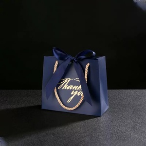<span class=keywords><strong>Bolsas</strong></span> <span class=keywords><strong>de</strong></span> <span class=keywords><strong>Regalo</strong></span> <span class=keywords><strong>de</strong></span> Papel <span class=keywords><strong>de</strong></span> Lujo para <span class=keywords><strong>Navidad</strong></span> al <span class=keywords><strong>Por</strong></span> <span class=keywords><strong>Mayor</strong></span> con Asa y Logo Personalizado, Empaque para Velas con Impresión Offset <span class=keywords><strong>de</strong></span> Agradecimiento - Product Image 6