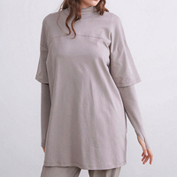 Ensemble de sport modeste personnalisé 2 pièces pour femme : Tunique oversize à col cheminée et manches superposées avec pantalon – Tenue de sport et survêtement de gym